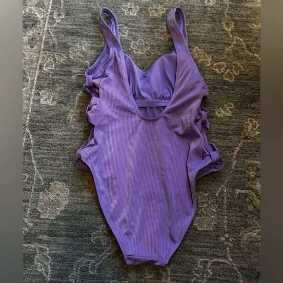 One piece bathing suit - Picture 2 of 3